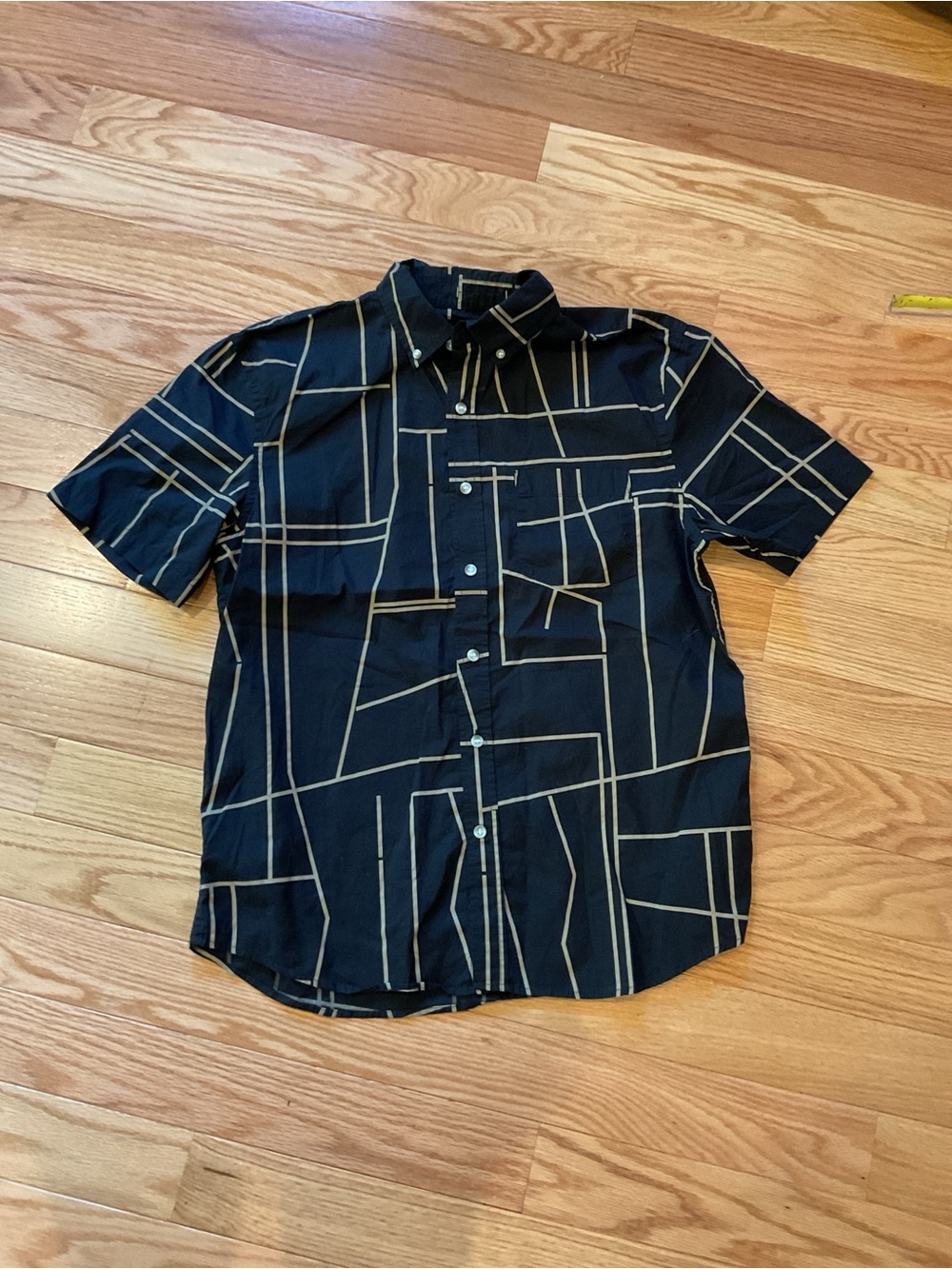 Banana Republic Black Short-Sleeve Button-Down Tan Geometric Lines NWOT medium - Picture 2 of 9